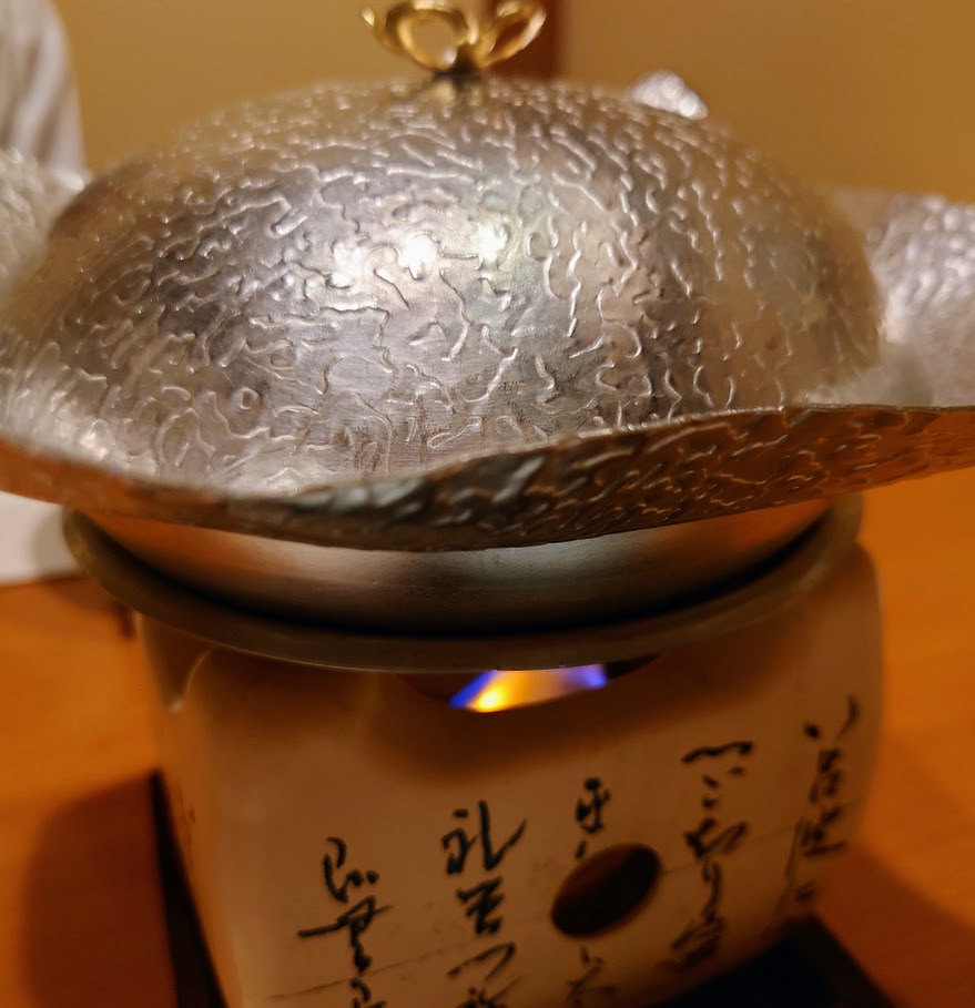 奈良屋の夕食に出された小鍋。火にかけられている。